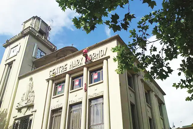 acrobat et ses cordistes sur une de leur réalisation en hauteur