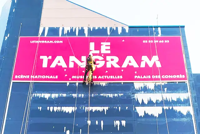 acrobat et ses cordistes sur une de leur réalisation en hauteur