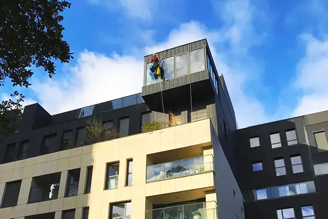 acrobat et ses cordistes sur une de leur réalisation en hauteur