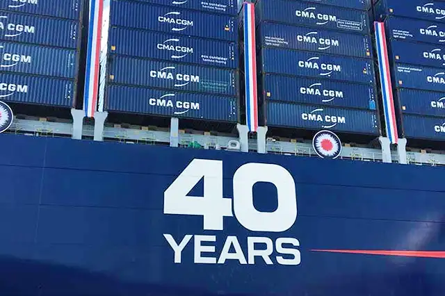 acrobat et ses cordistes sur une de leur réalisation en hauteur