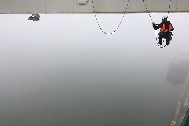 acrobat et ses cordistes sur une de leur réalisation en hauteur. Nos références