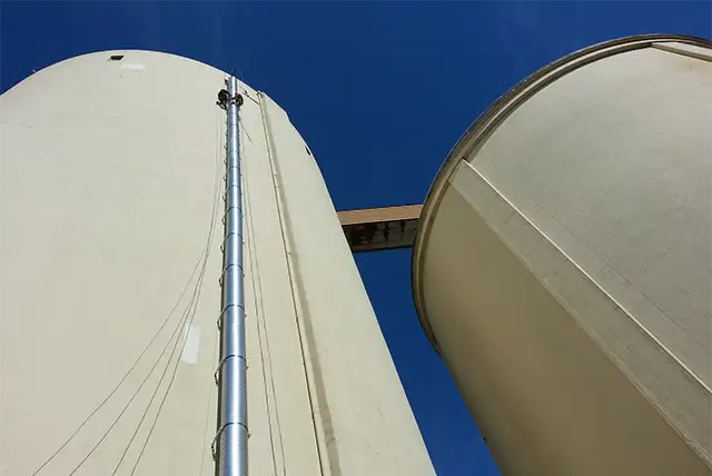 acrobat et ses cordistes sur une de leur réalisation en hauteur. Nos références