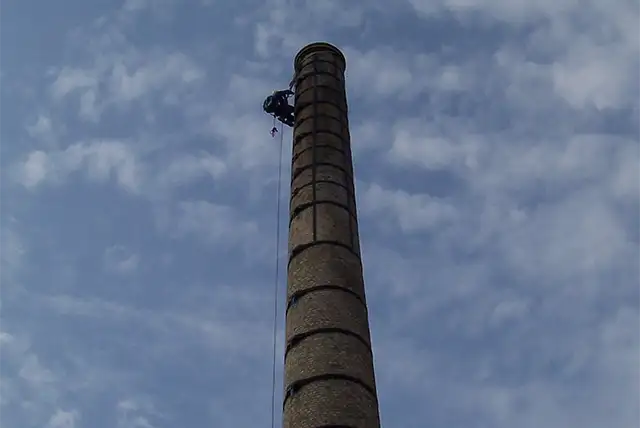 acrobat et ses cordistes sur une de leur réalisation en hauteur. Nos références