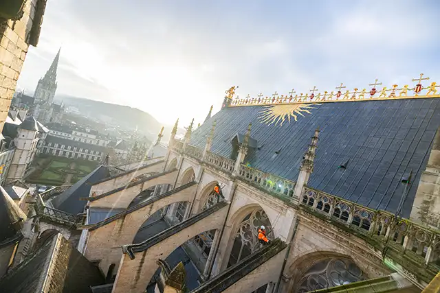 acrobat et ses cordistes sur une de leur réalisation en hauteur. Nos références