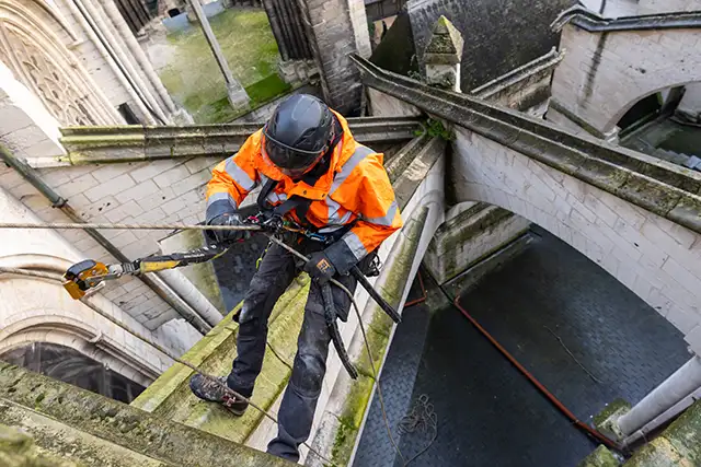 acrobat et ses cordistes sur une de leur réalisation en hauteur. Nos références