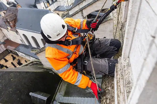 acrobat et ses cordistes sur une de leur réalisation en hauteur. Nos références
