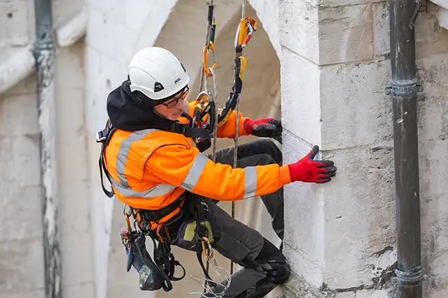 acrobat et ses cordistes sur une de leur réalisation en hauteur. Nos références