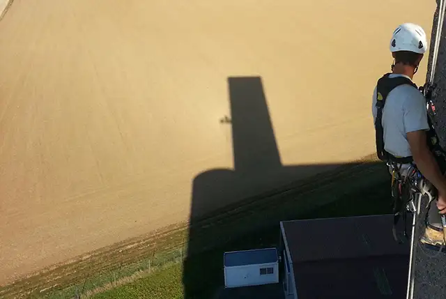acrobat et ses cordistes sur une de leur réalisation en hauteur. Nos références