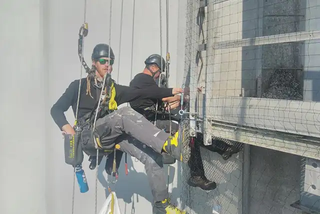 acrobat et ses cordistes sur une de leur réalisation en hauteur. Nos références