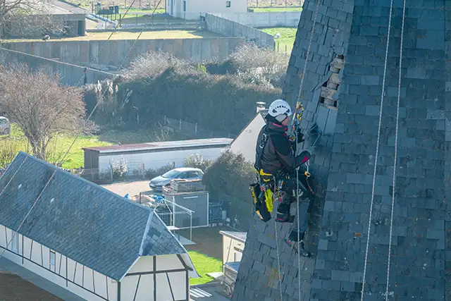 intervention de l'équipe de cordiste de chez Acrobat sur l'église de Rougemontiers en Normandie pour changer les ardoises