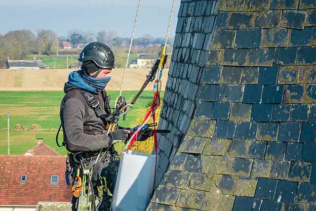 intervention de l'équipe de cordiste de chez Acrobat sur l'église de Rougemontiers en Normandie pour changer les ardoises