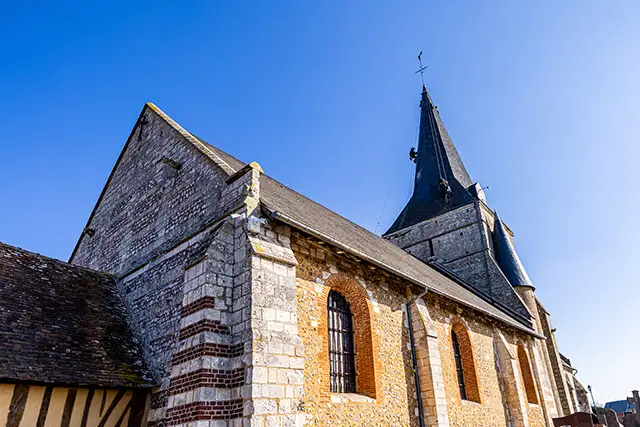 intervention de l'équipe de cordiste de chez Acrobat sur l'église de Rougemontiers en Normandie pour changer les ardoises