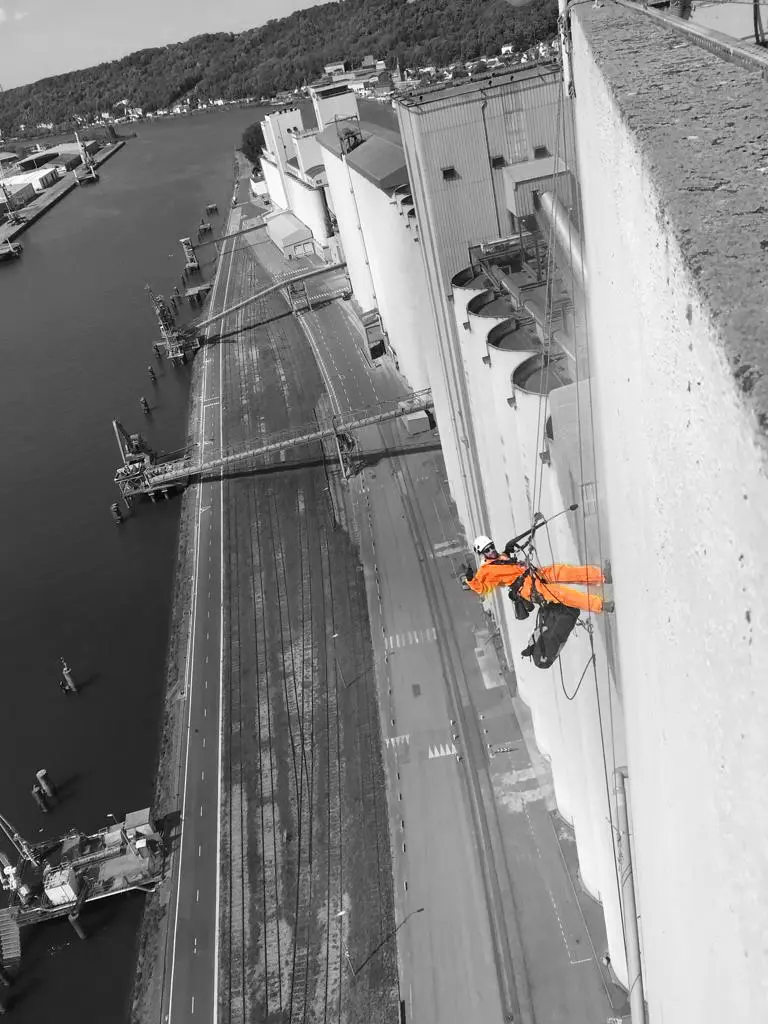 intervention en hauteur d'un cordiste de chez acrobat